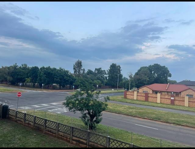 1 BEDROOM FLAT FOR SALE IN MEYERTON CENTRAL